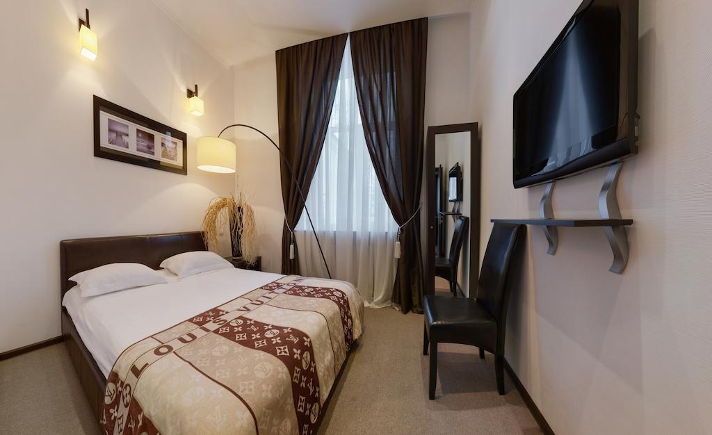 Superior Double Room with 1 bed and Courtyard View