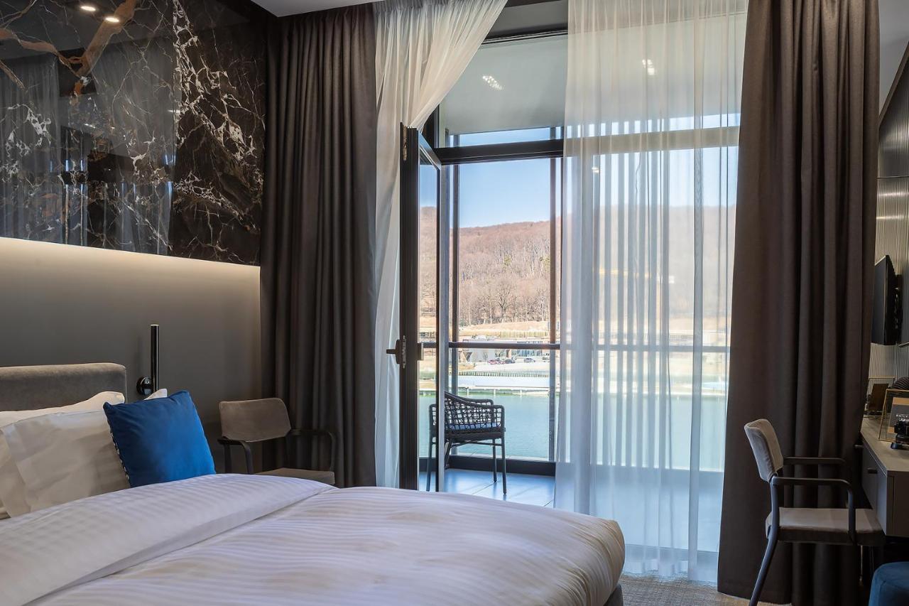 Номер з ліжком розміру "king-size" та видом на озеро