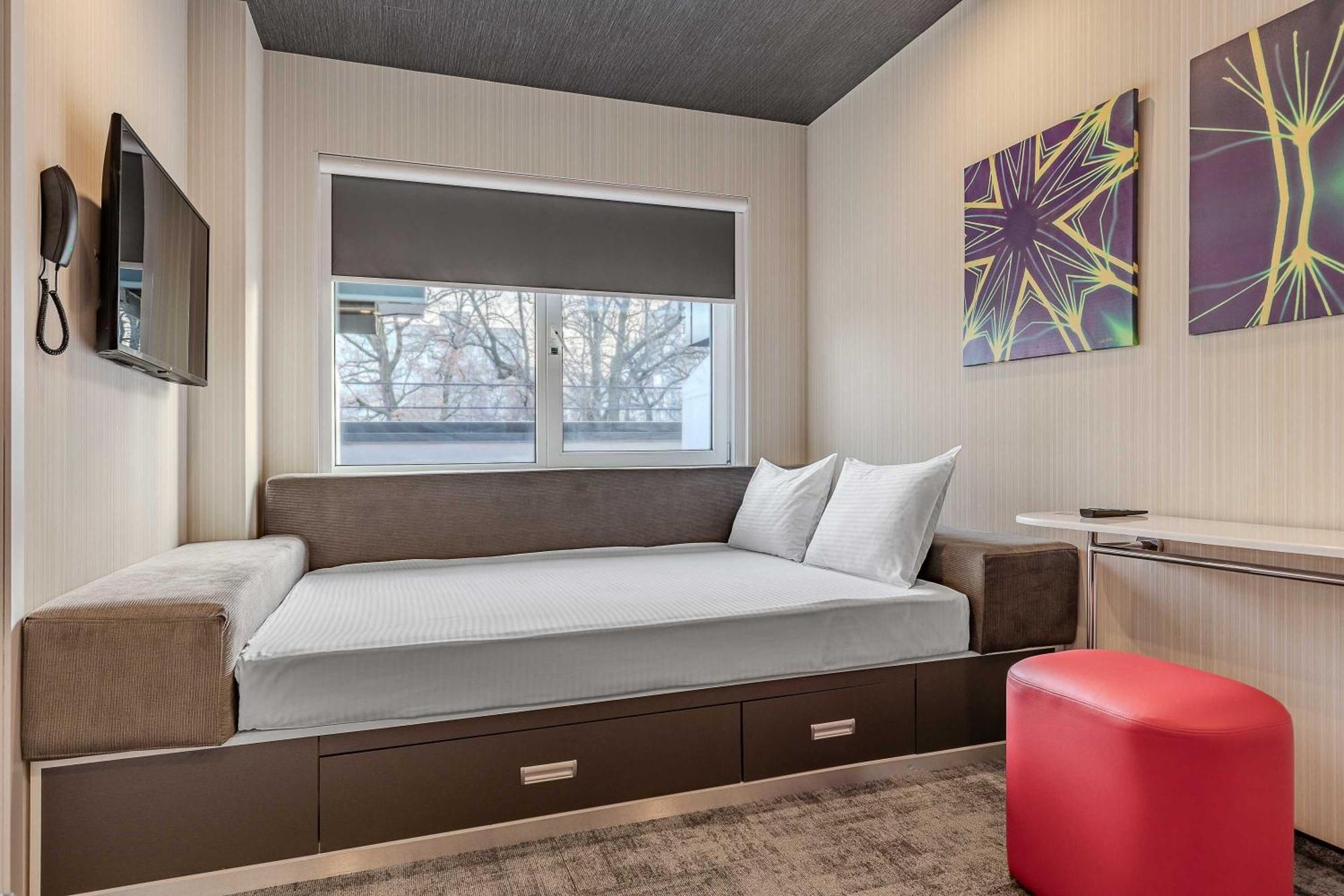 Deluxe Double Room Shower
