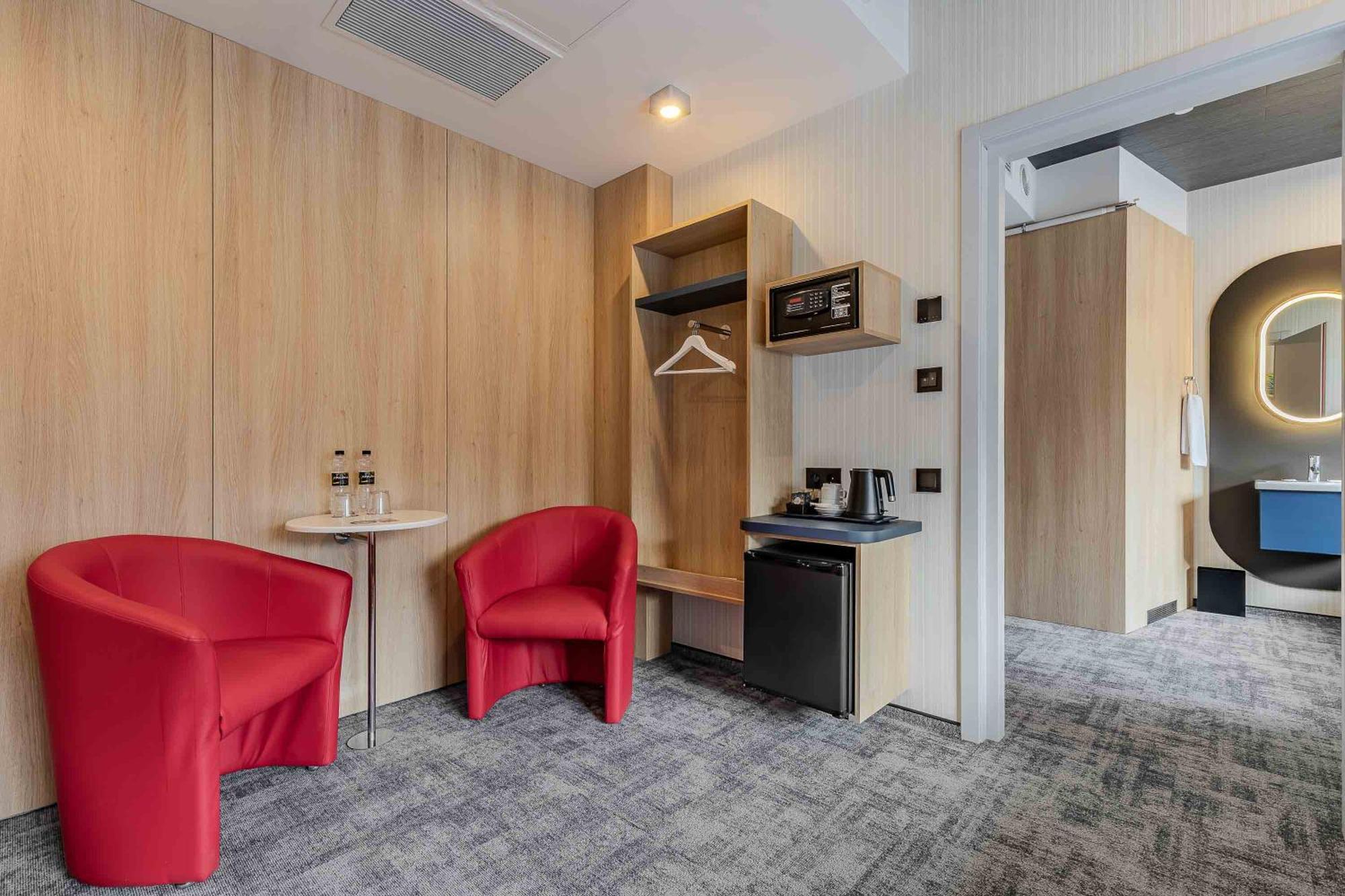 Deluxe Double Room Shower