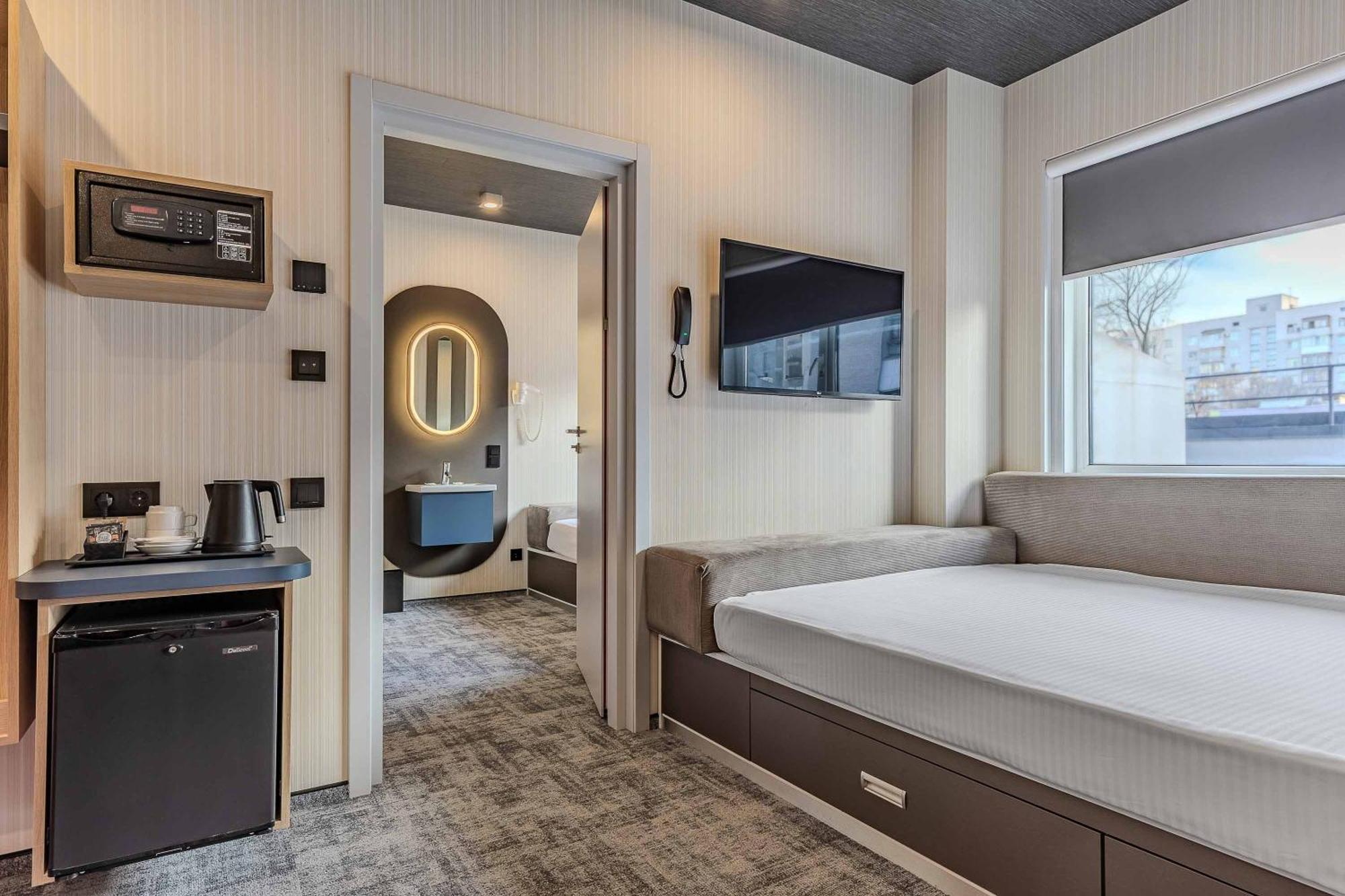 Deluxe Double Room Shower