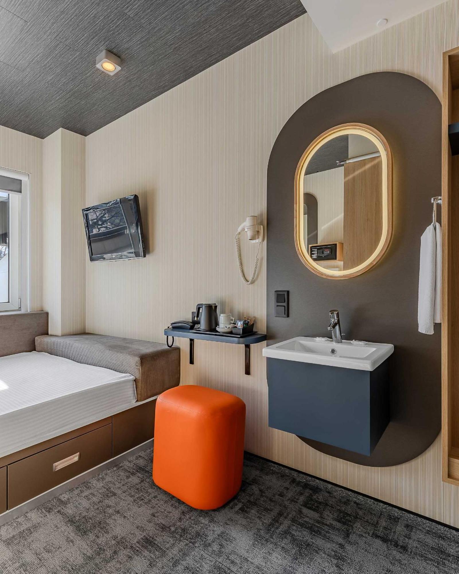 Standard Queen Room