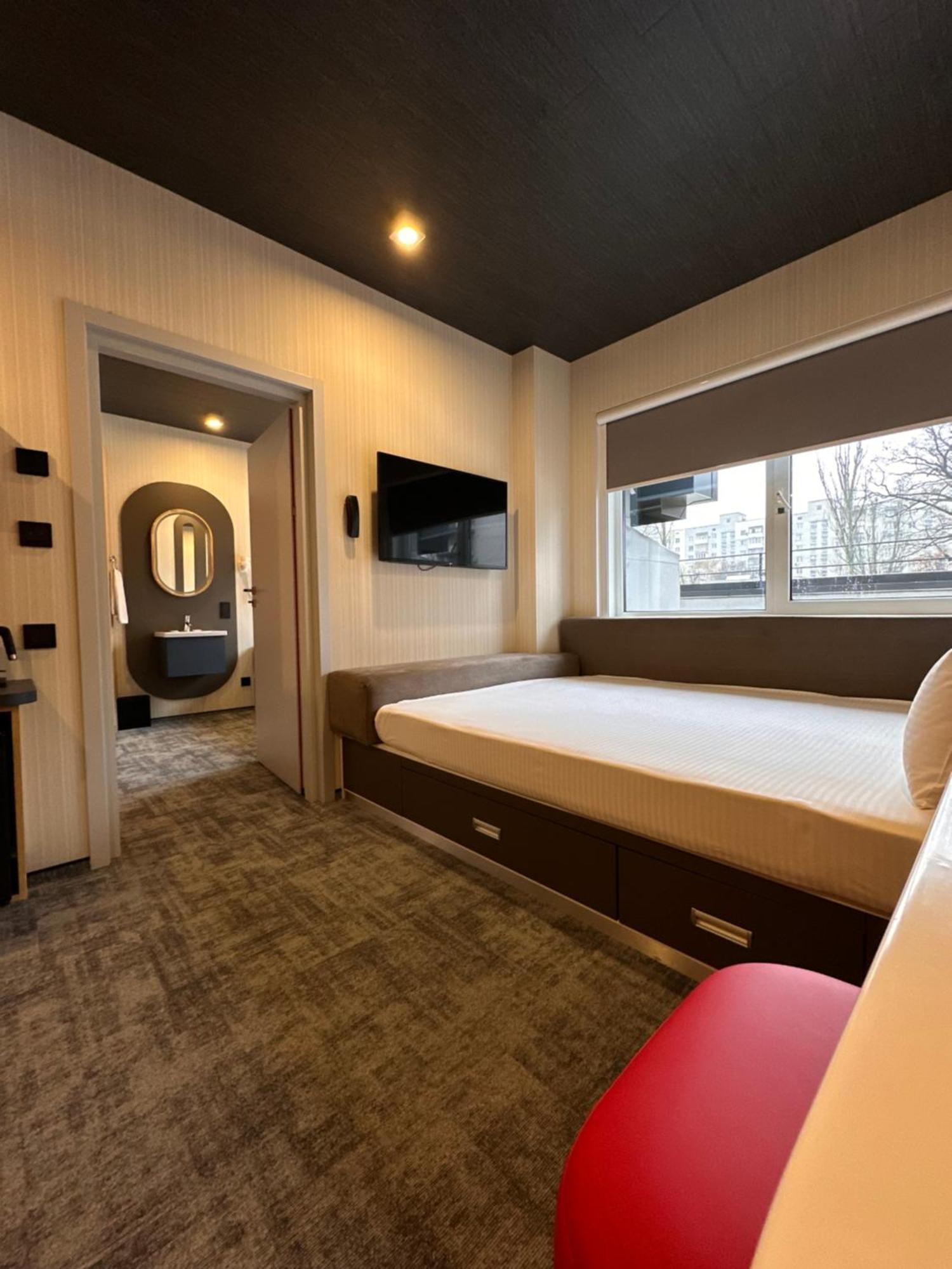 Deluxe Double Room Shower