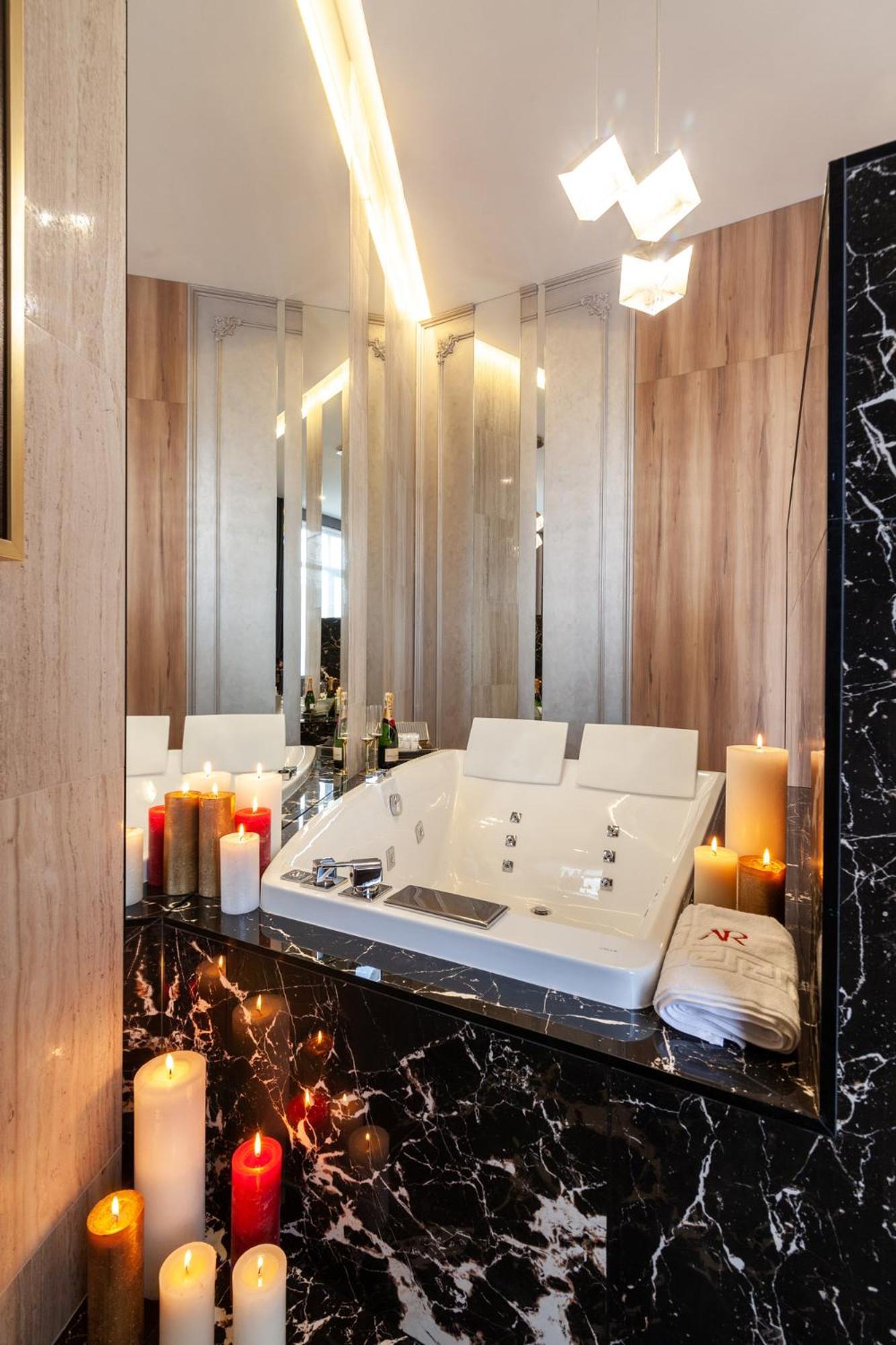 King Suite with Spa Bath,1559005585:JPEG
