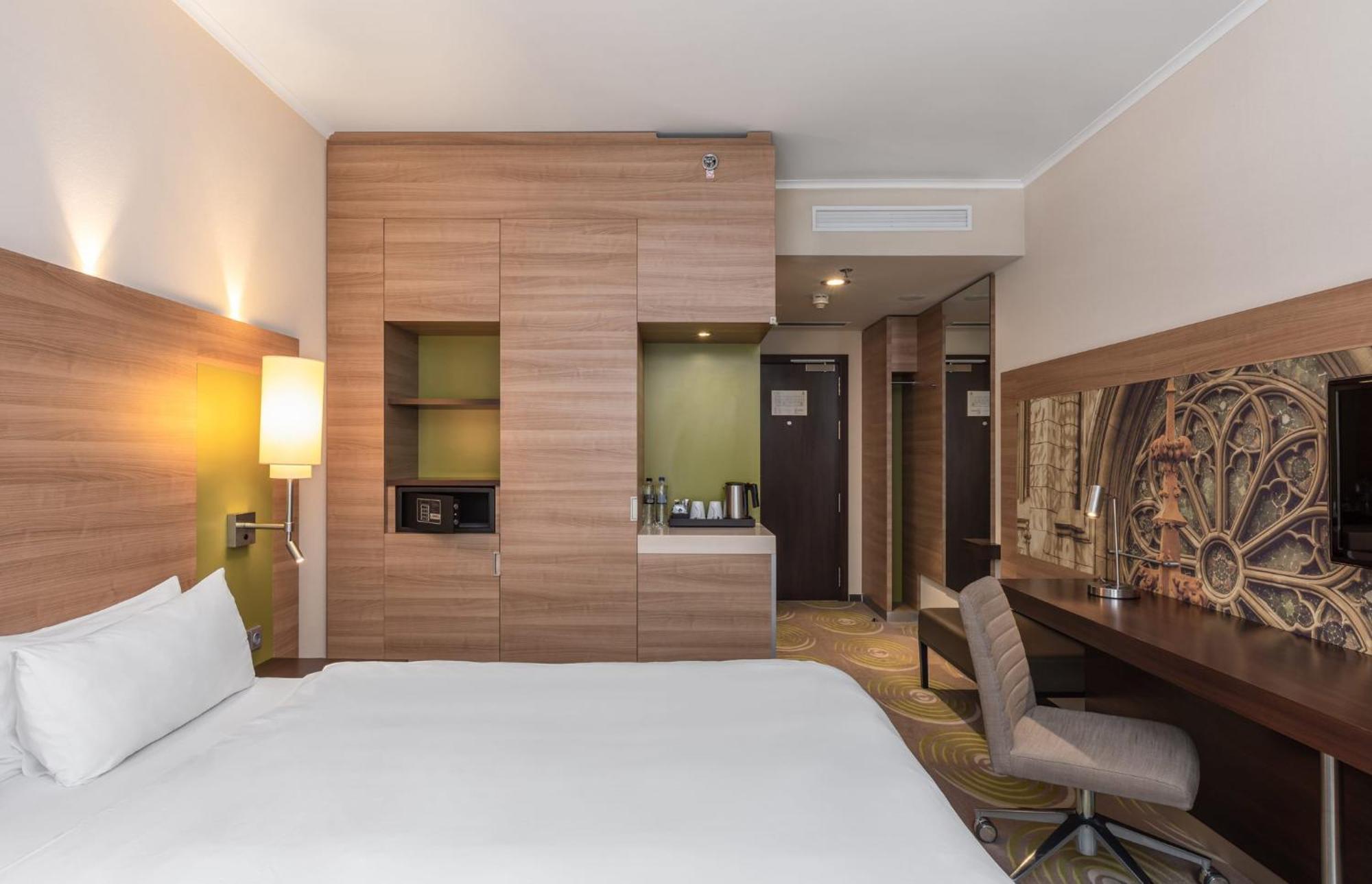 Chambre Lit Queen-Size - Vue sur Atrium