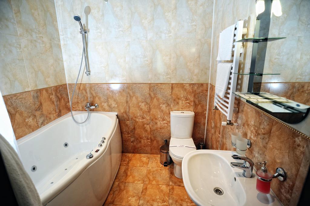 Suite with Whirlpool,1303516633:JPEG