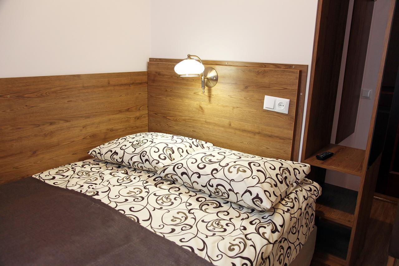 Double Room with Shared External Bathroom,595531920:JPEG