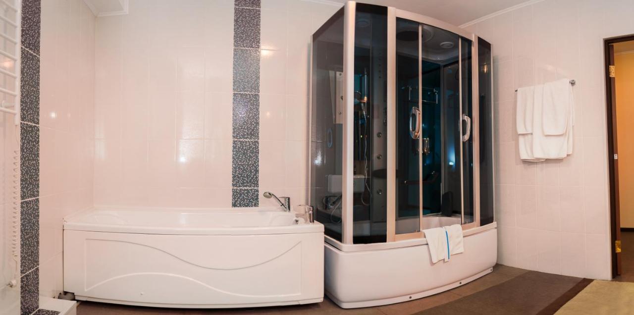 Deluxe One-Bedroom Apartment
