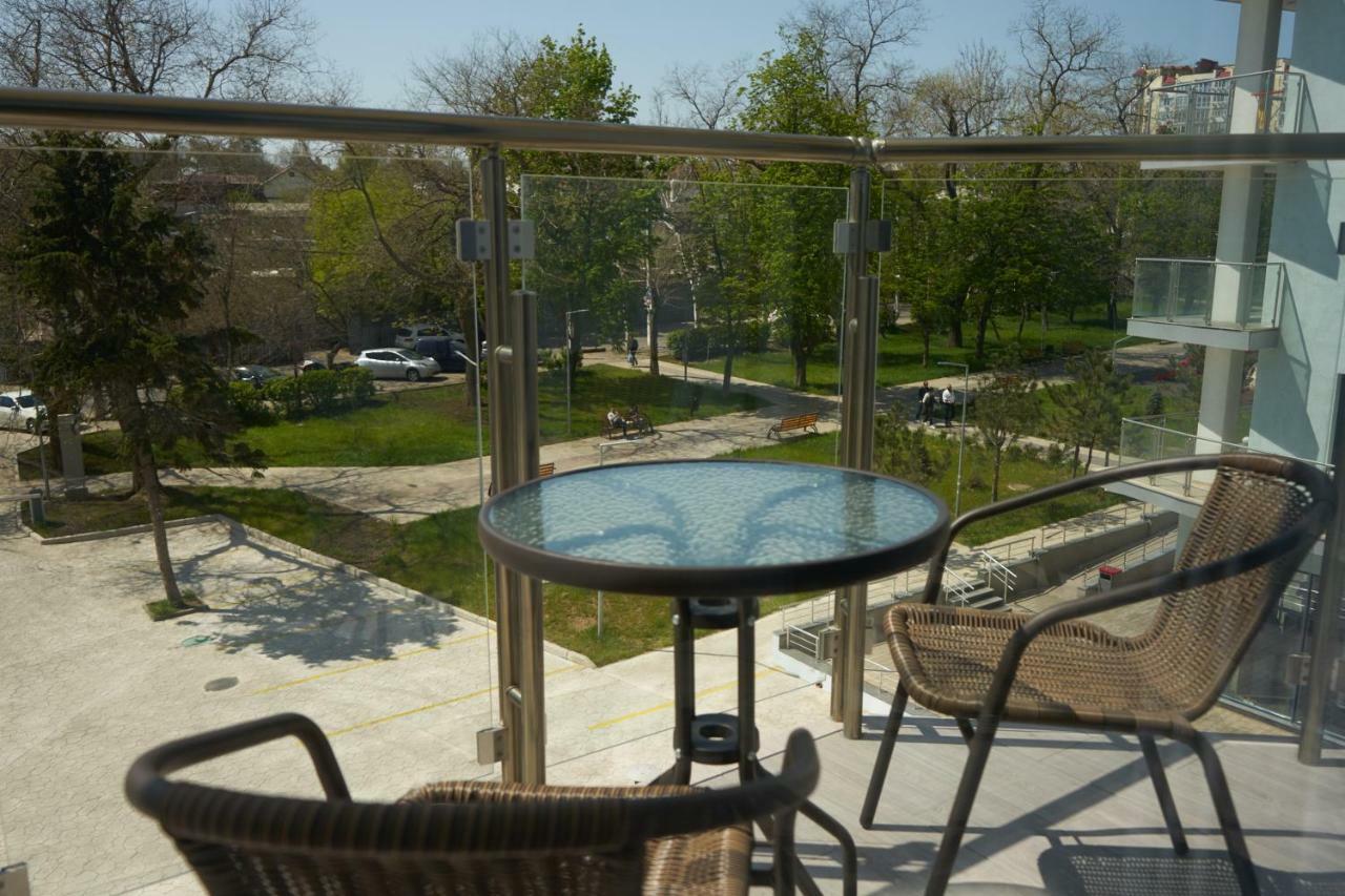 One-Bedroom Apartment Balcony,814706666:JPEG