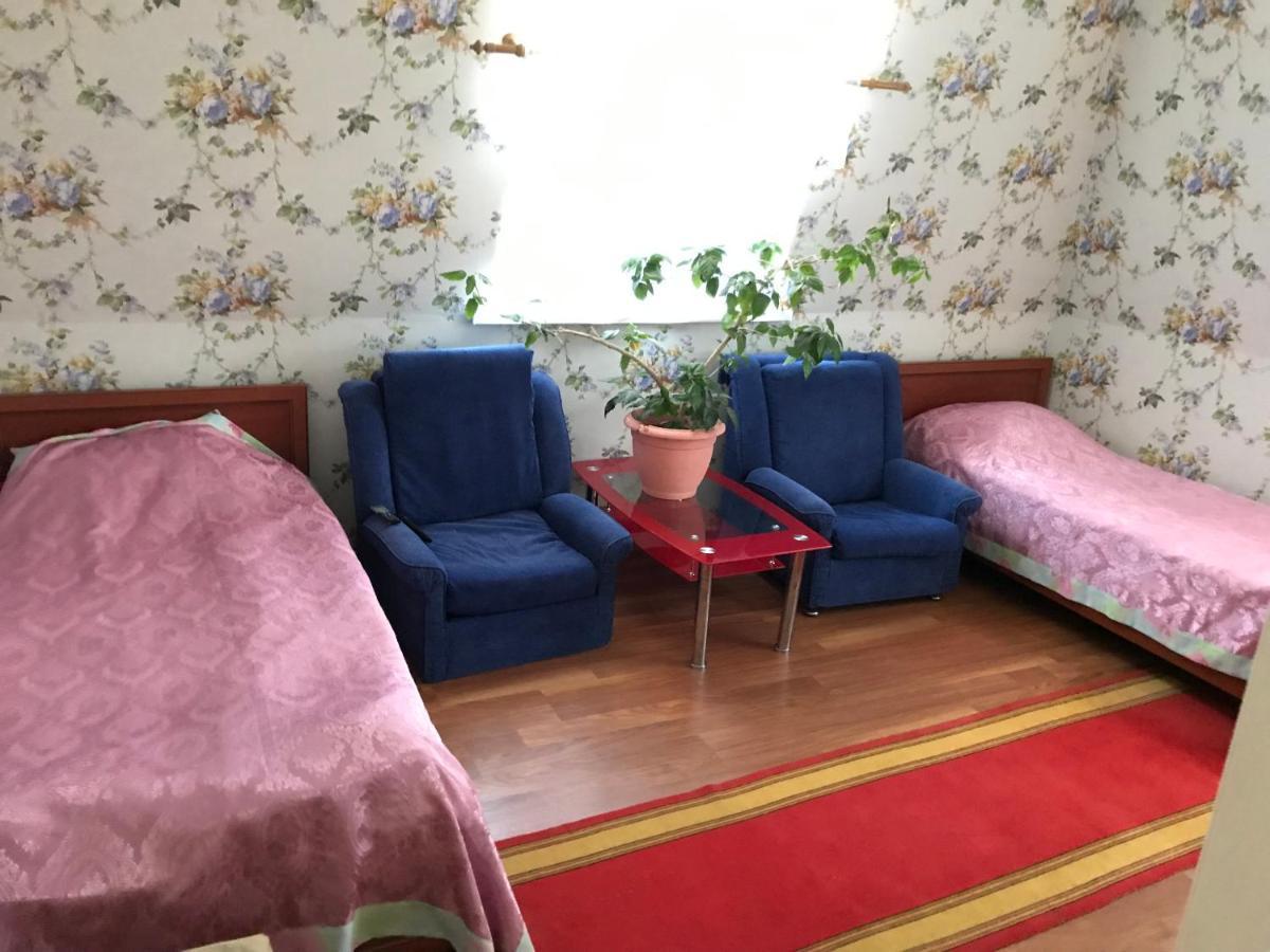 Двомісний номер із 2 односпальними ліжками та спільною ванною кімнатою