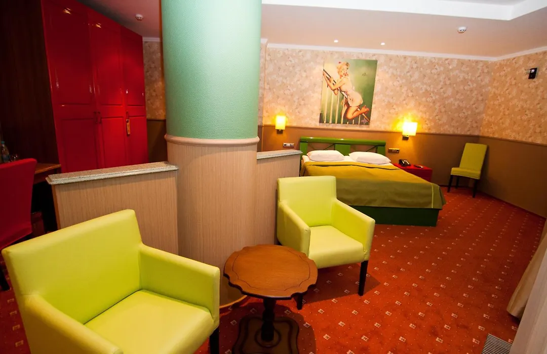Road Star Hotel-1