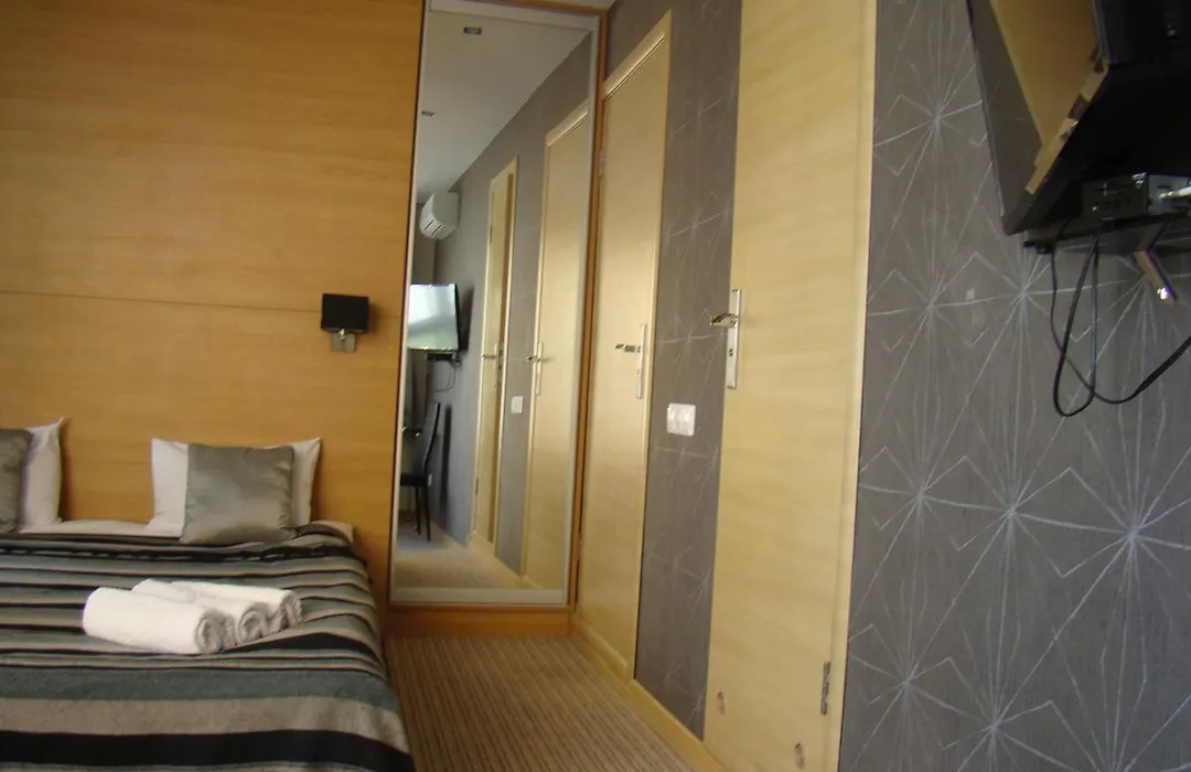 Mini Hotel On Poznyaky-1