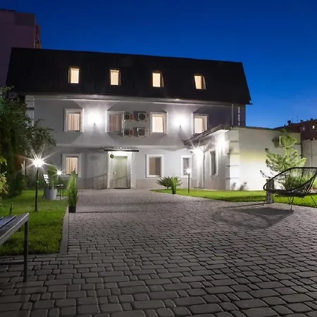 Apartment In The City Center - Gimnasiyna Naberezhna 24A-1-2