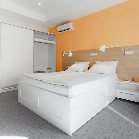 Orange Hotel-2