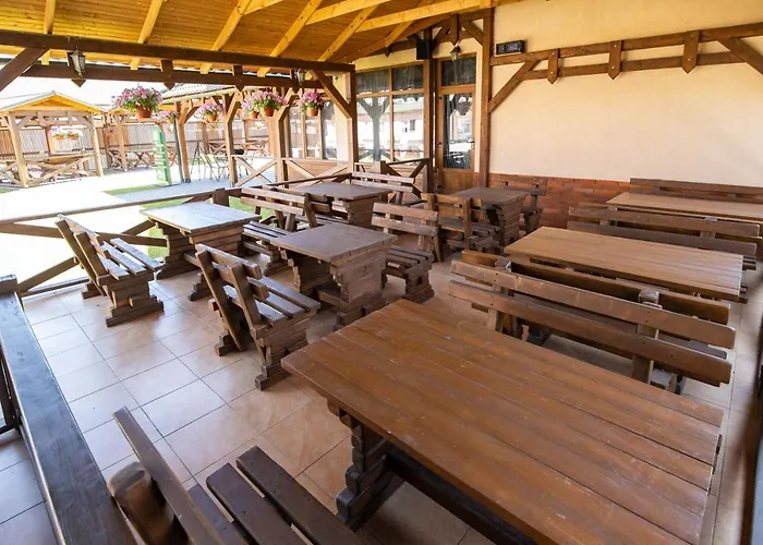Praktik Hotel & Restaurant Берегове