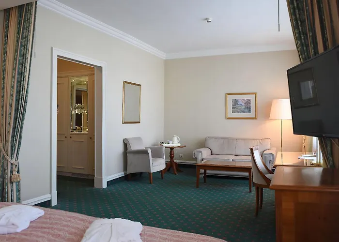 Kyiv Beach hotels near Andriivs'kyi descent