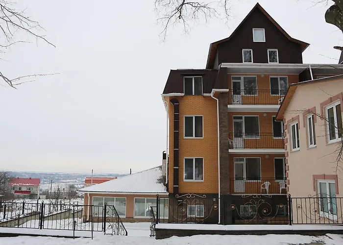 Готелі в Сатанів